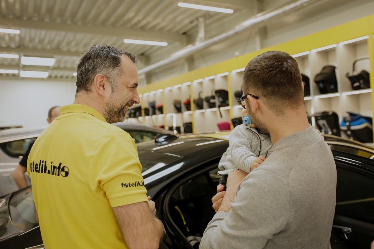 Paweł Kurpiewski podczas doboru fotelika